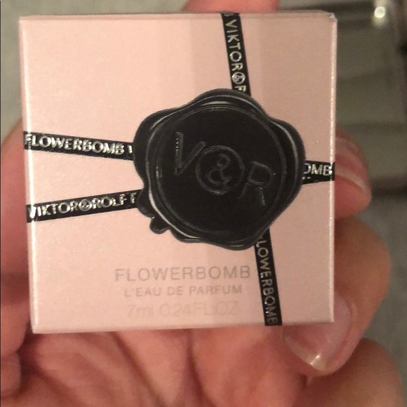 🌸Viktor & Rolf Flowerbomb🌸 - Picture 6 of 7